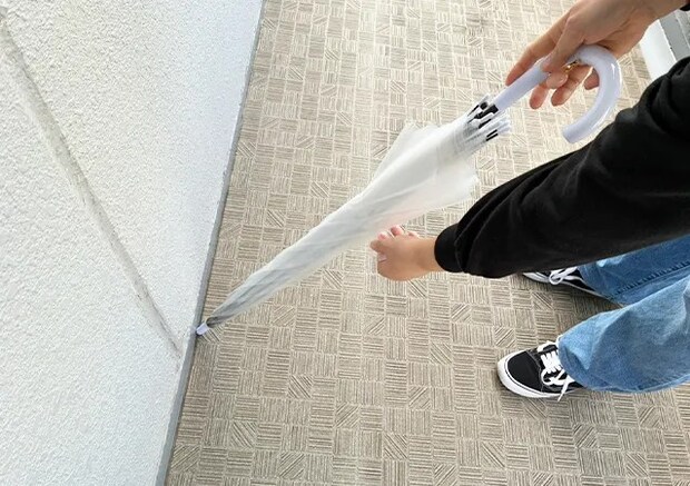 手を濡らさずに傘をたたむ方法（撮影：grape編集部）