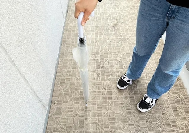 手を濡らさずに傘をたたむ方法（撮影：grape編集部）