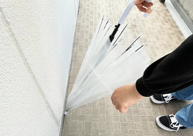 手を濡らさずに傘をたたむ方法（撮影：grape編集部）