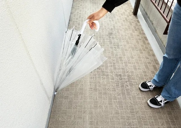 手を濡らさずに傘をたたむ方法（撮影：grape編集部）