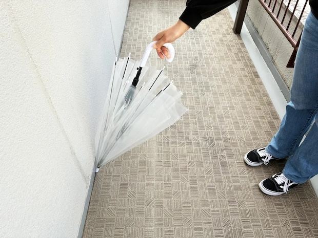 覚えておいて損なし！　手を濡らさず傘をたたむ裏ワザに「想像以上で驚いた」