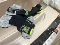 靴下を洗う時、裏返す？表のまま？　老舗靴下メーカーおすすめの『洗い方』は…【洗濯のコツ】