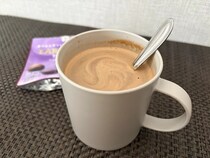 牛乳に入れて混ぜるだけ！　簡単『ホットチョコレート』が「信じられない美味しさ」【セブン】
