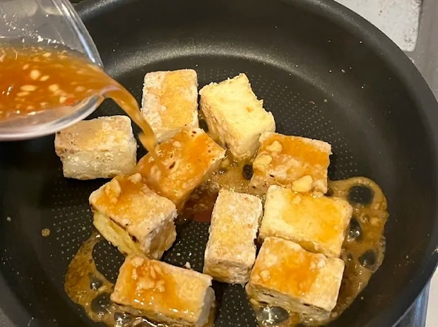 タレをからめた厚揚げの写真（撮影：grape編集部）