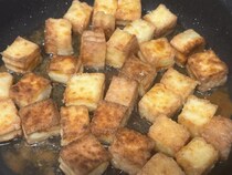 ひと口サイズに切った厚揚げを…？　サッと作れて腹持ち抜群なおつまみレシピ