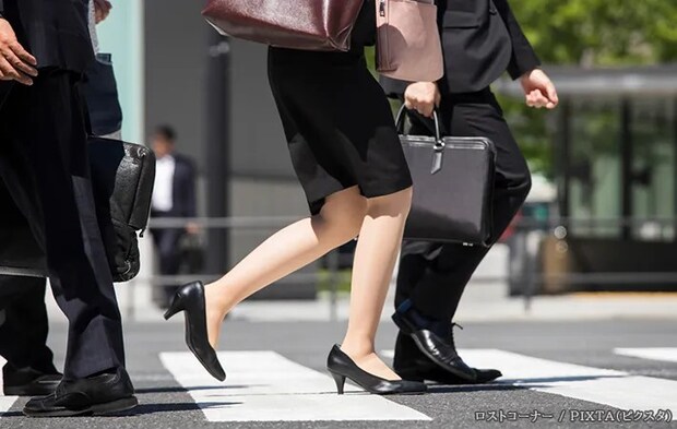 横断歩道を渡る女性の写真