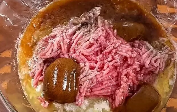 電子レンジで加熱したひき肉とカレールーの写真