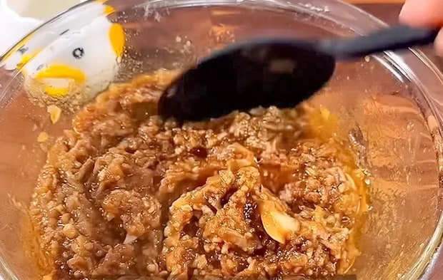 加熱したひき肉とカレールーを混ぜる写真