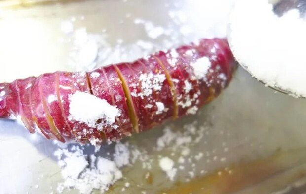 『サツマイモのハッセルバック』を作る写真（撮影：エニママ）