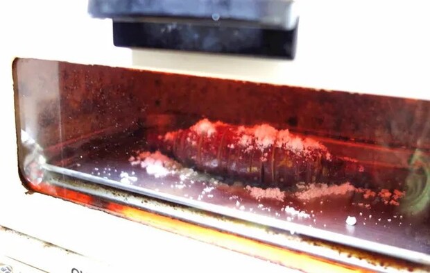 『サツマイモのハッセルバック』を作る写真（撮影：エニママ）