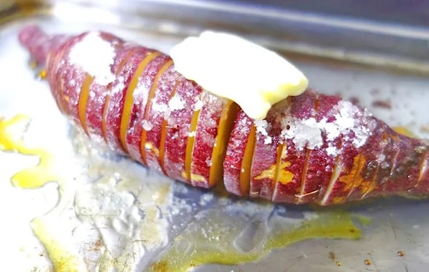 『サツマイモのハッセルバック』を作る写真（撮影：エニママ）