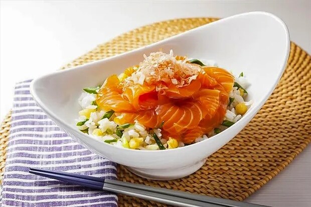 『サーモンのめんつゆ漬け丼』の写真