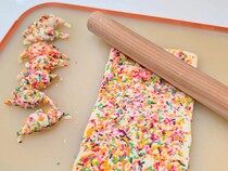 「この発想はなかった」「クリスマスに使えそう」　パイ生地にカラースプレーを練り込むと？