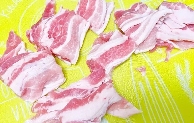 『豚肉とサツマイモのさっぱり甘辛煮』を作る写真（撮影：エニママ）