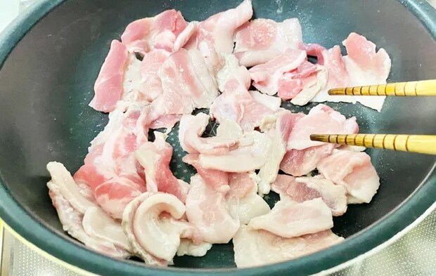 『豚肉とサツマイモのさっぱり甘辛煮』を作る写真（撮影：エニママ）