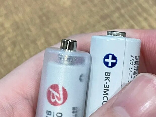 単3電池と『乾電池スペーサー』の写真（撮影：grape編集部）