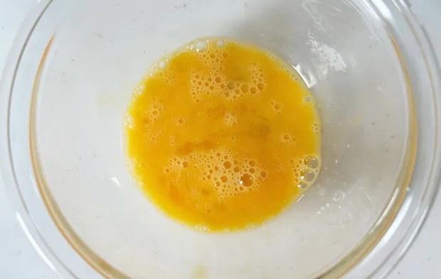 『ベーコンエッグ風玉子焼き』を作る写真（撮影：エニママ）