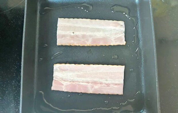 『ベーコンエッグ風玉子焼き』を作る写真（撮影：エニママ）