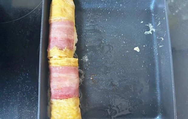 『ベーコンエッグ風玉子焼き』を作る写真（撮影：エニママ）