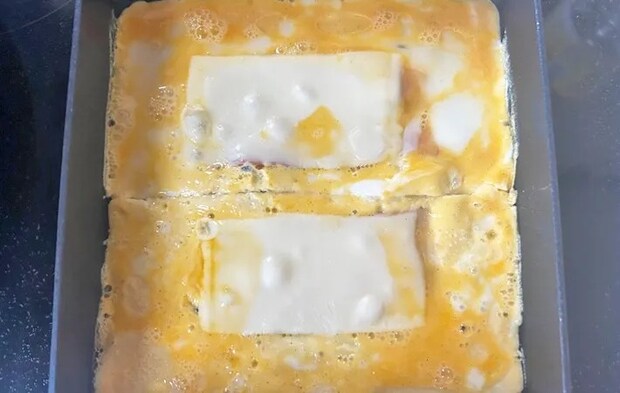 『ベーコンエッグ風玉子焼き』を作る写真（撮影：エニママ）