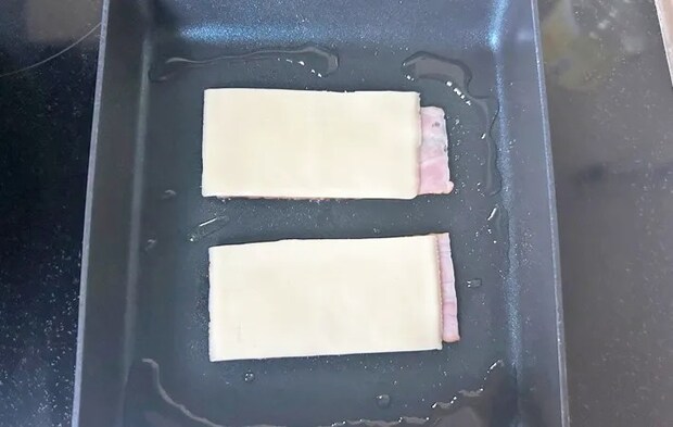 『ベーコンエッグ風玉子焼き』を作る写真（撮影：エニママ）