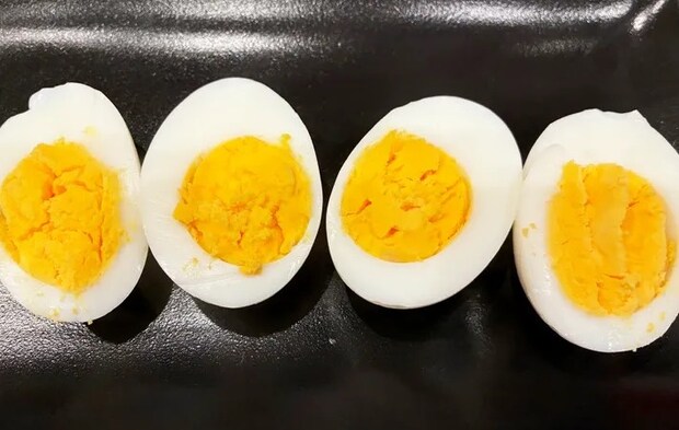 『ゆで卵のチーズ焼き』を作る写真（撮影：エニママ）