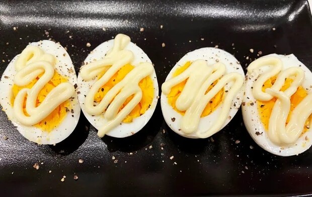 『ゆで卵のチーズ焼き』を作る写真（撮影：エニママ）