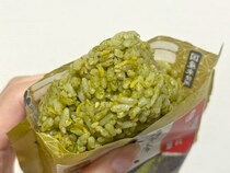 温かい蕎麦との相性バツグン！　コンビニで見つけた『緑色のおにぎり』に入っていた具材が…