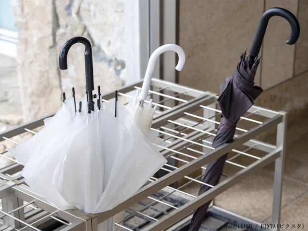 誰かが置き忘れた傘、持って行ってもいい？　意外と知らない『忘れ物』の考え方