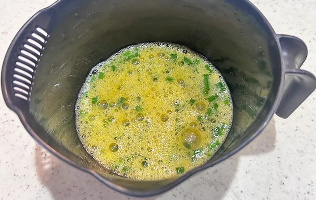 『すき焼のたれで作る卵焼き』を作る写真（撮影：エニママ）