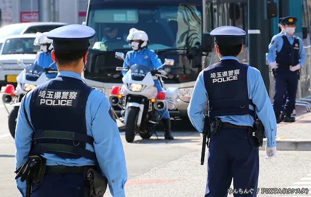 警察官の後姿の写真