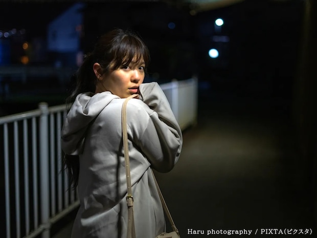 歩く時は前だけ見る？時々振り返る？　元警察官が教える『正解の歩き方』は…【防犯のコツ】