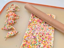 「この発想はなかった」「クリスマスに使えそう」　パイ生地にカラースプレーを練り込むと？