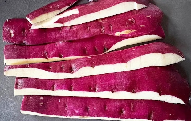 『さつまいもの皮のいもけんぴ』を作る写真（撮影：エニママ）