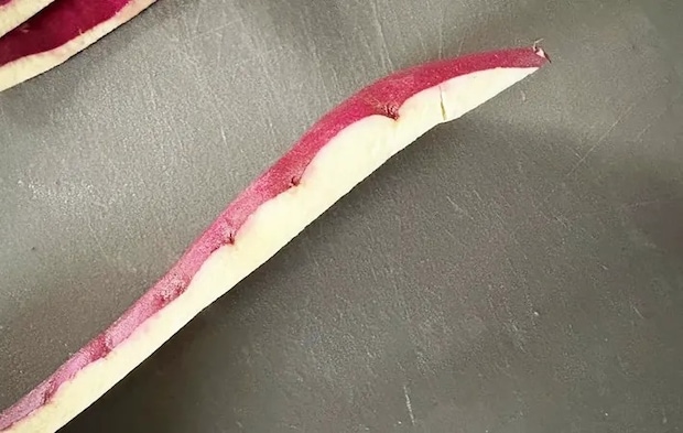 『さつまいもの皮のいもけんぴ』を作る写真（撮影：エニママ）