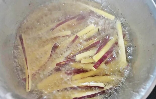 『さつまいもの皮のいもけんぴ』を作る写真（撮影：エニママ）