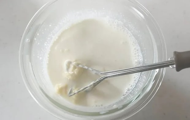 『材料2つでクリームチーズ』を作る写真（撮影：エニママ）