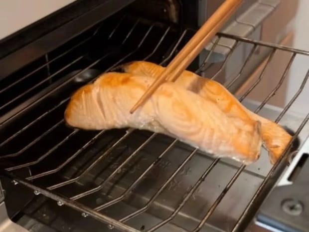 魚を焼く前に『お酢』を塗って! 意外と知らない調理テクに「マジかよ」「絶対試す」