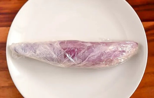 濡らしたキッチンペーパーとラップで包んだサツマイモの写真（撮影：小泉明代）