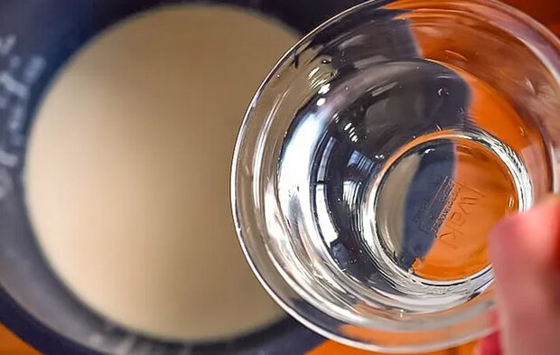 水を入れる写真（撮影：小泉明代）