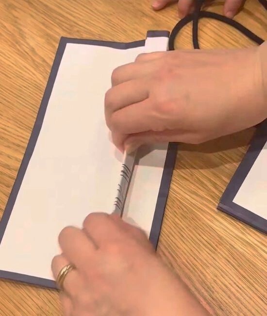 紙袋を折る様子