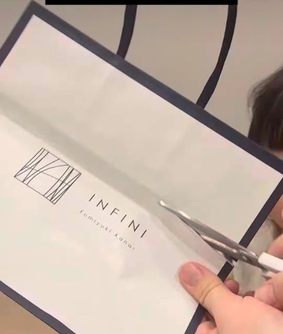 取手部分をカットする様子