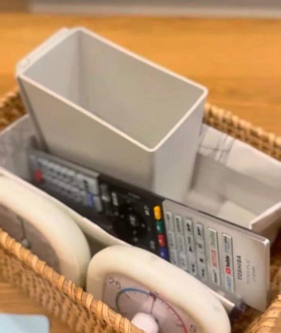 リモコンや時計を入れる様子