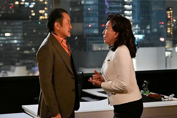 『ちょっとだけエスパー』に出演する高畑淳子さんと吉田鋼太郎さんが写る場面写真