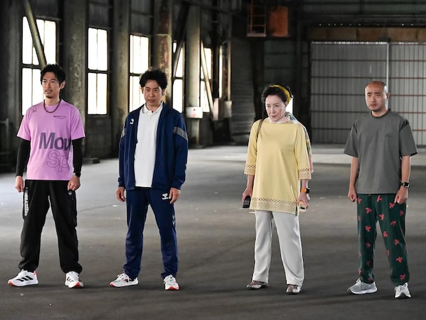 『ちょっとだけエスパー』に出演する大泉洋さんと高畑淳子さんなど4人が写る場面写真