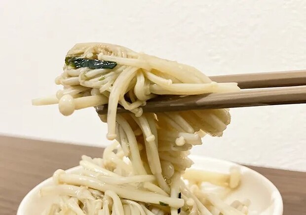 エノキと『お茶づけ海苔』（撮影：grape編集部）