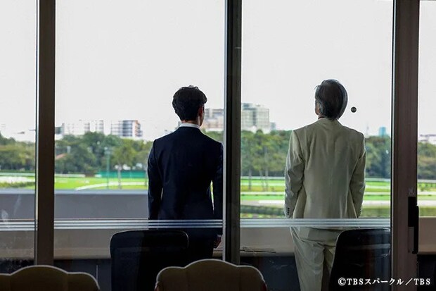 『ザ・ロイヤルファミリー』に出演する妻夫木聡さんと佐藤浩市さんが写る場面写真