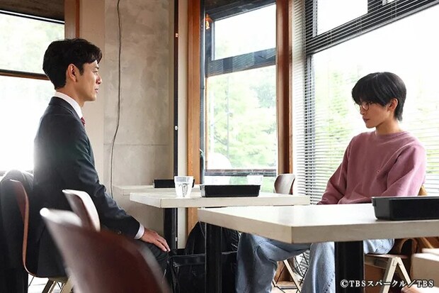 『ザ・ロイヤルファミリー』に出演する妻夫木聡さんと目黒蓮さんが写る場面写真