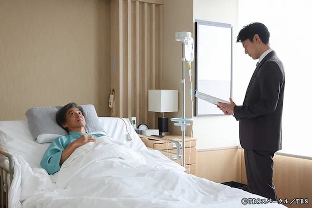 『ザ・ロイヤルファミリー』に出演する妻夫木聡さんと佐藤浩市さんが写る場面写真