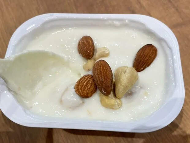 ヨーグルトにナッツを混ぜる写真（撮影：grape編集部）